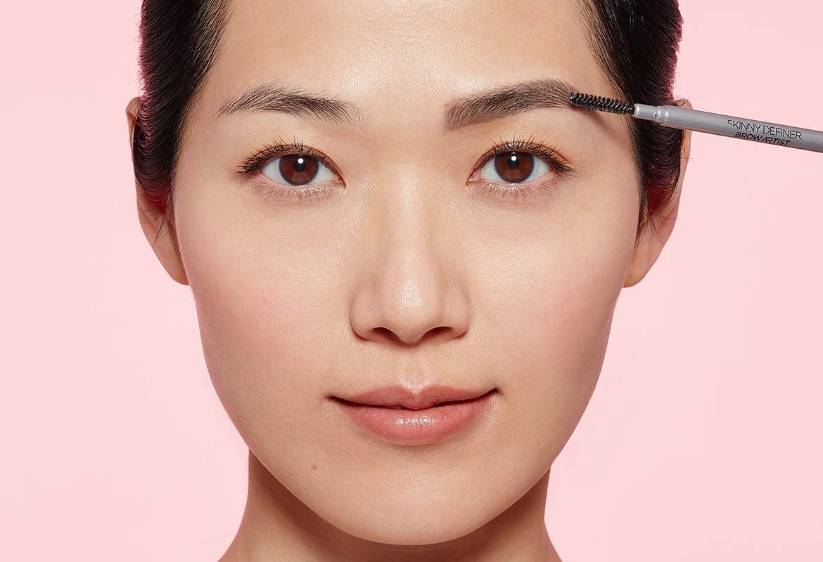 Para saber cómo hacerte las cejas, péinalas con el cepillo incorporado de Brow Artist Skinny Definer de L’Oréal Paris.